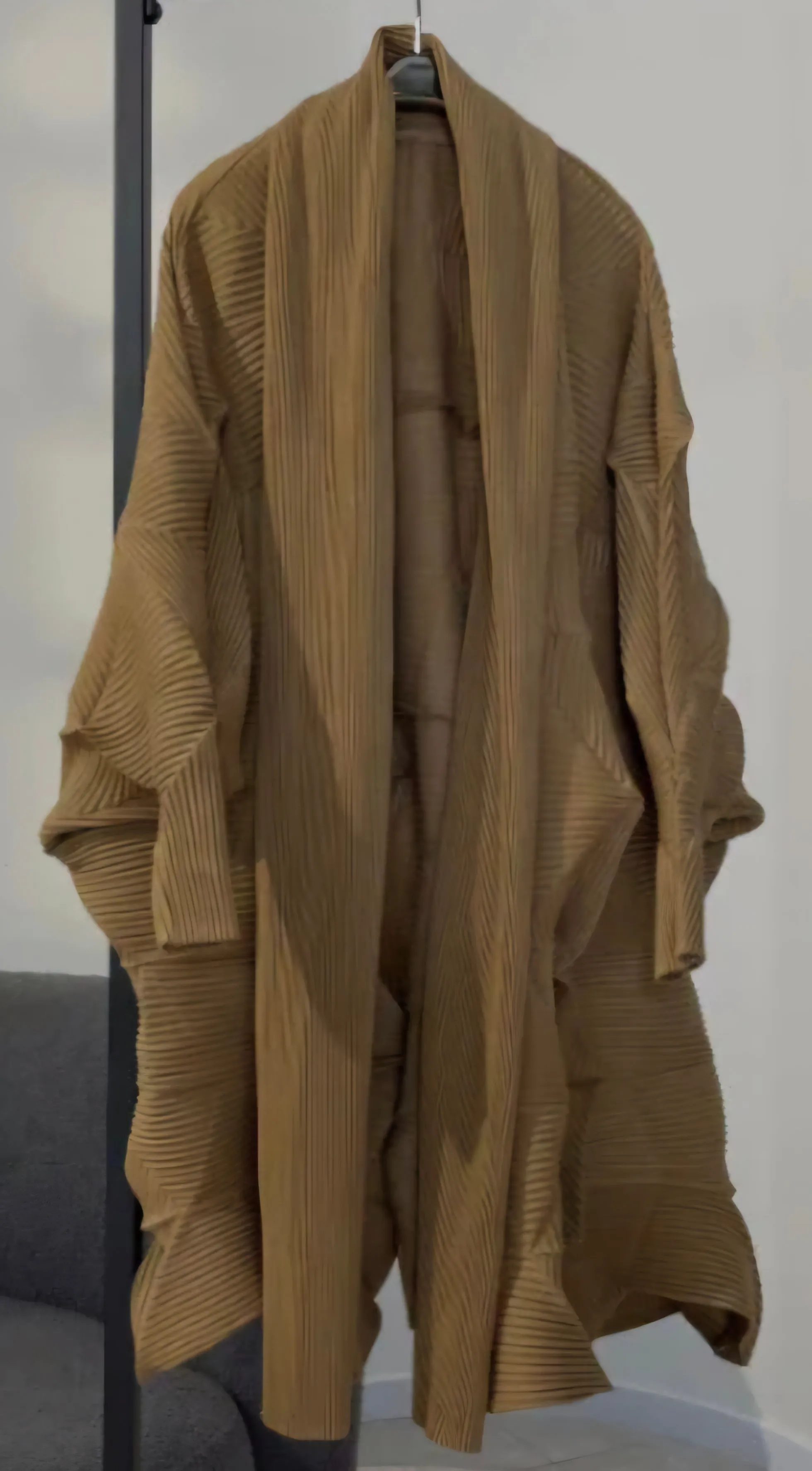 Trench-coat élégant plissé mi-long avec revers irrégulier et long cardigan à la taille ceinturée; 100% polyester, antistatique, anti chiffonnage